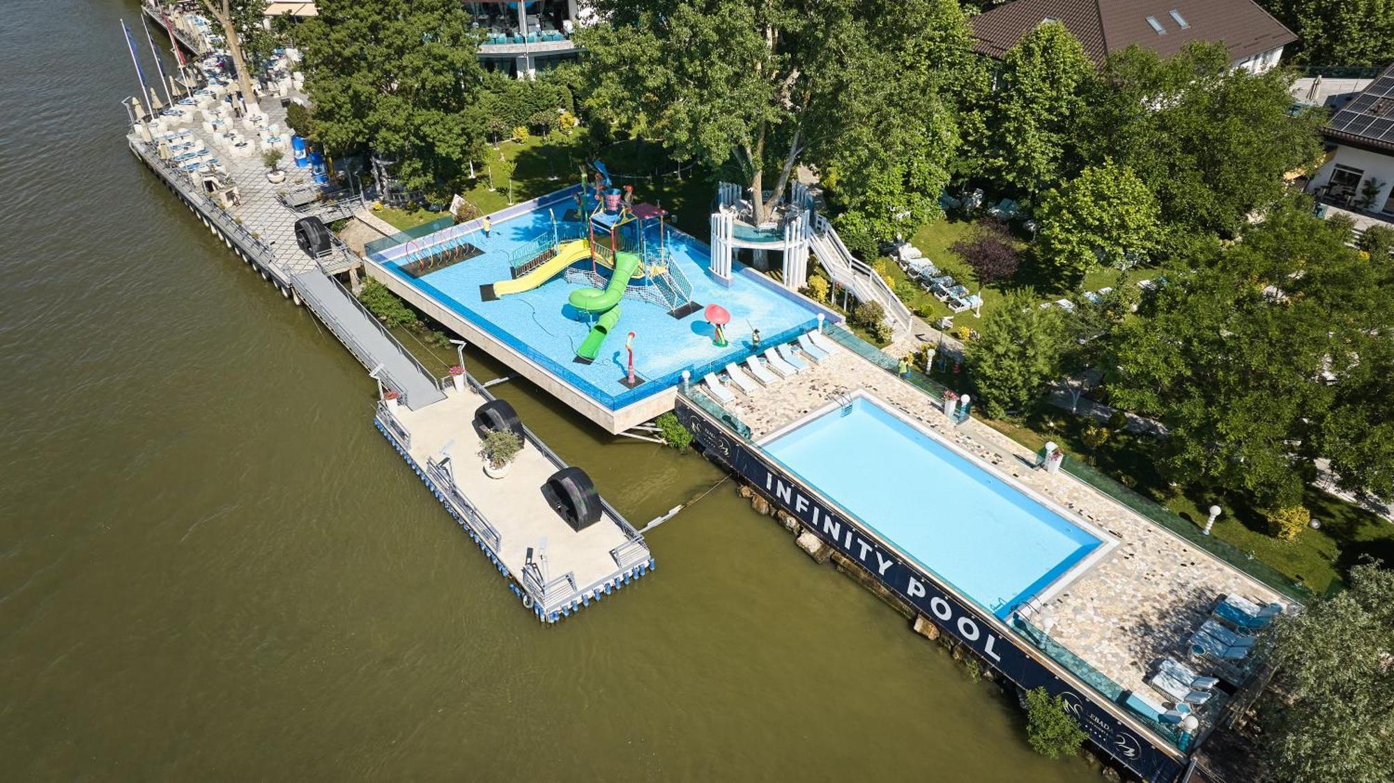 Lebada Luxury Resort & Spa Crisan  Exterior photo The floating swimming pool